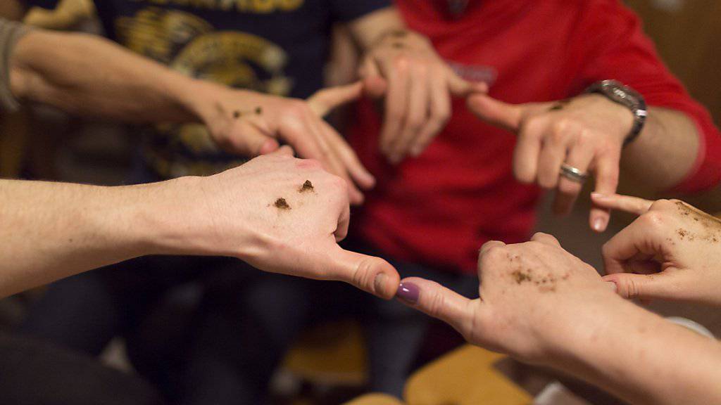 Un groupe réuni autour de tabac à priser